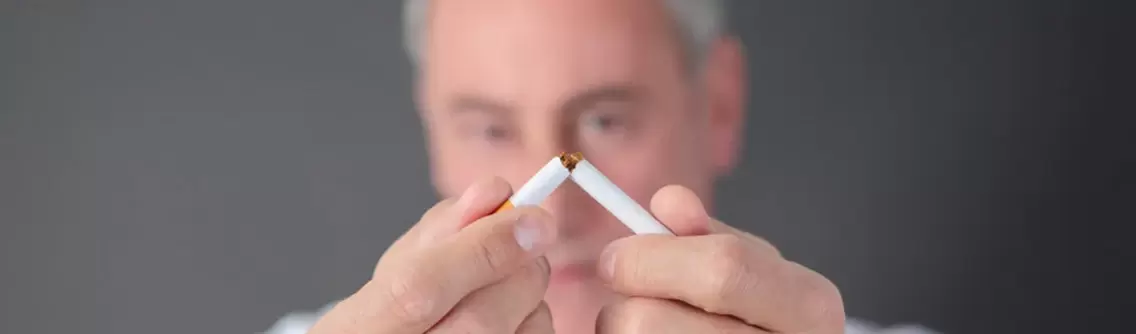 човек чупи цигара